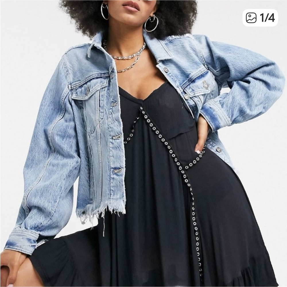 Free People/ We The Free Light Blue Denim Distressed Jacket Size Small